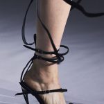 Sandalo con forma a punta nero con allacciatura alta e tacco in metal.| lecceshoes scarpe ed accessori | Lecceshoes shop online